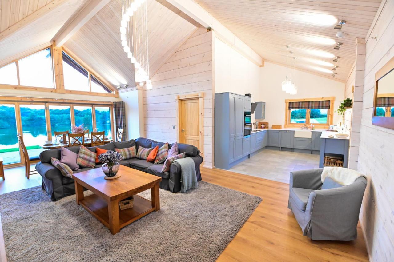 Cuddfan Lodge On A Gorgeous Private Lake 纽波特 外观 照片