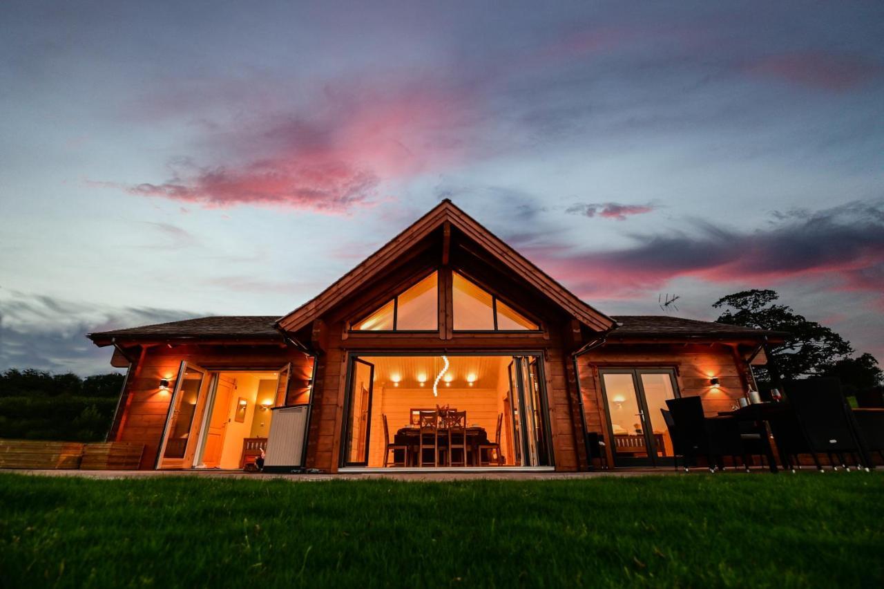 Cuddfan Lodge On A Gorgeous Private Lake 纽波特 外观 照片